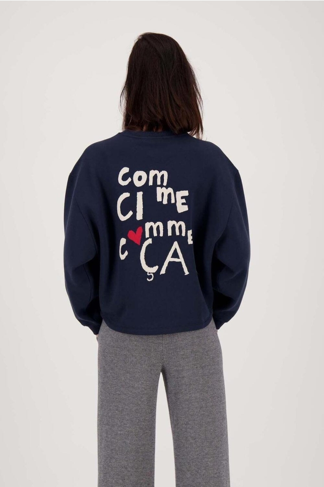 SWEATER MET TEKST 0304 139 2002 DONKERBLAUW